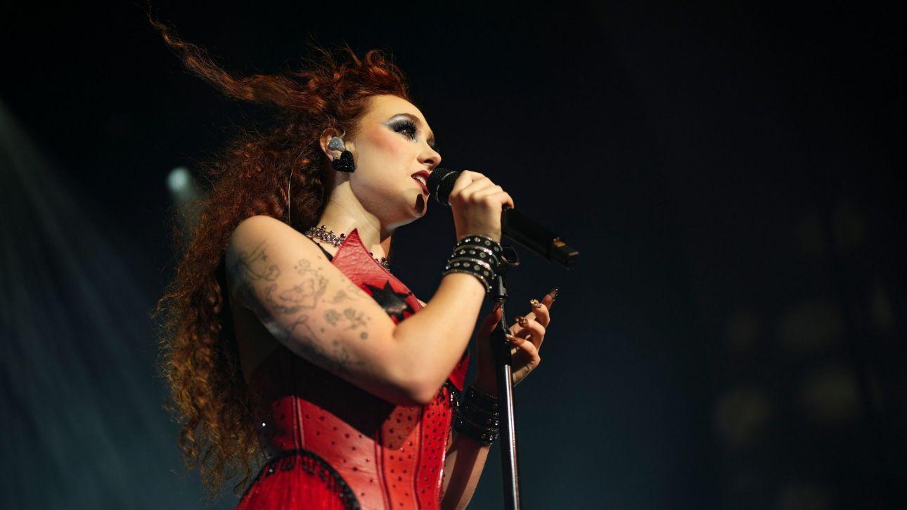 Η τόπλες εμφάνιση της Τσάπελ Ρόουν στα Grammy