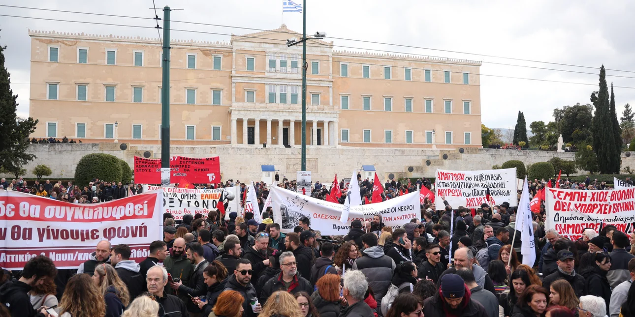Πλήθος πολιτών στο Σύνταγμα για τα Τέμπη