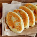 Πώς θα φτιάξετε σκοπελίτικες φουσκόπιτες γεμιστές με τυρί