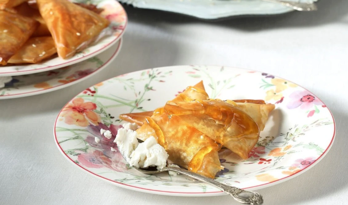 Τραγανά τρίγωνα κρούστας με μυζήθρα και σουσάμι