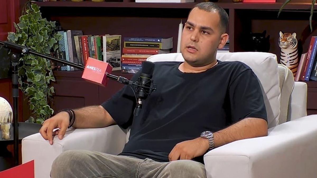 Χρίστος Κούγιας: Οργή για τις κολόνες του ΔΕΔΔΗΕ έξω από το σπίτι του στη Μύκονο