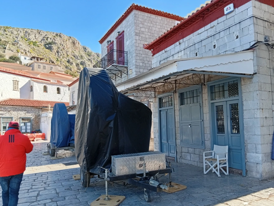 Ένα τεράστιο σκηνικό η Ύδρα που περιμένει τον Μπραντ Πιτ