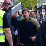 Αποθέωση για τον Μπραντ Πιτ τη στιγμή που μπαίνει στο δημαρχείο της Αθήνας