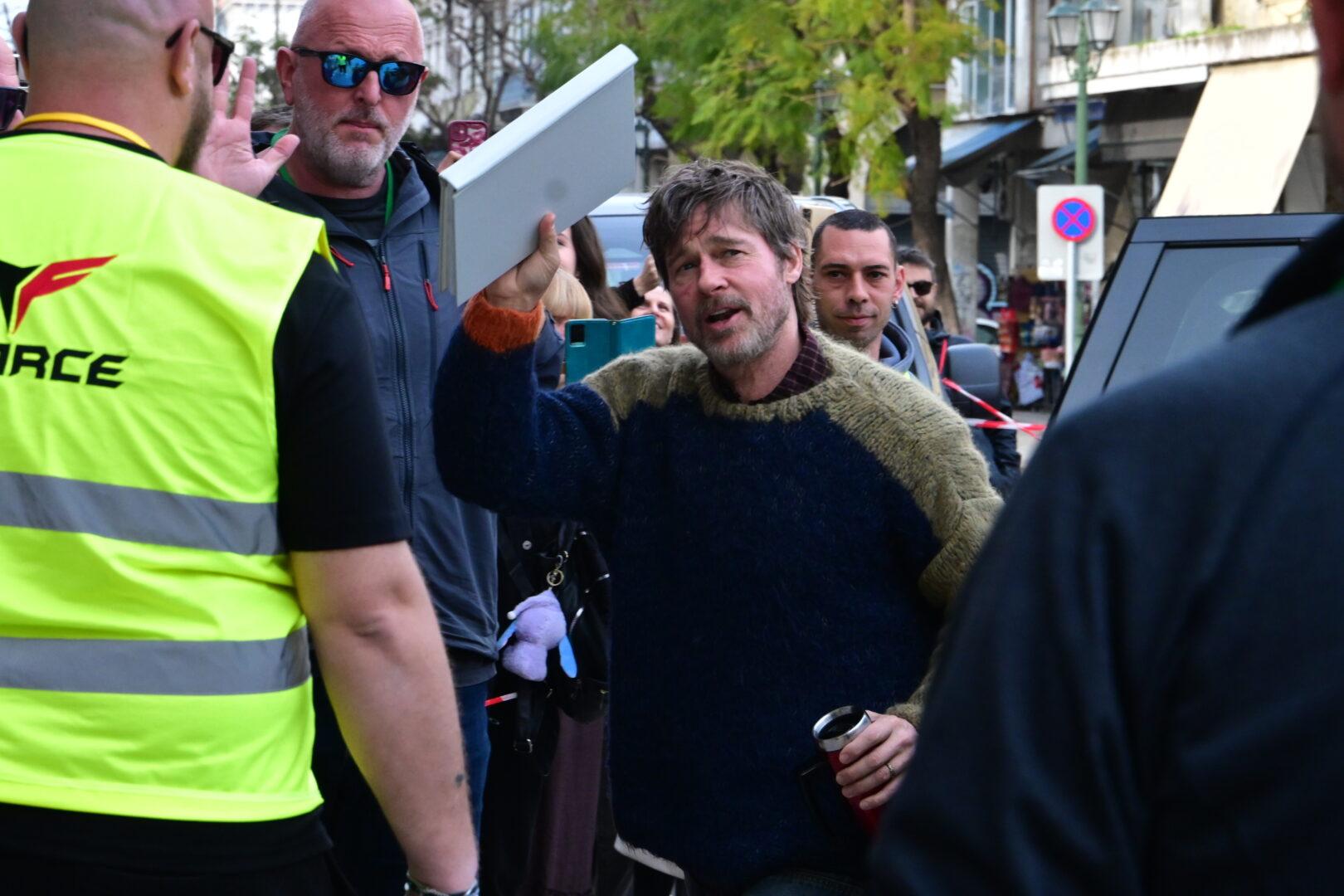 Αποθέωση για τον Μπραντ Πιτ τη στιγμή που μπαίνει στο δημαρχείο της Αθήνας