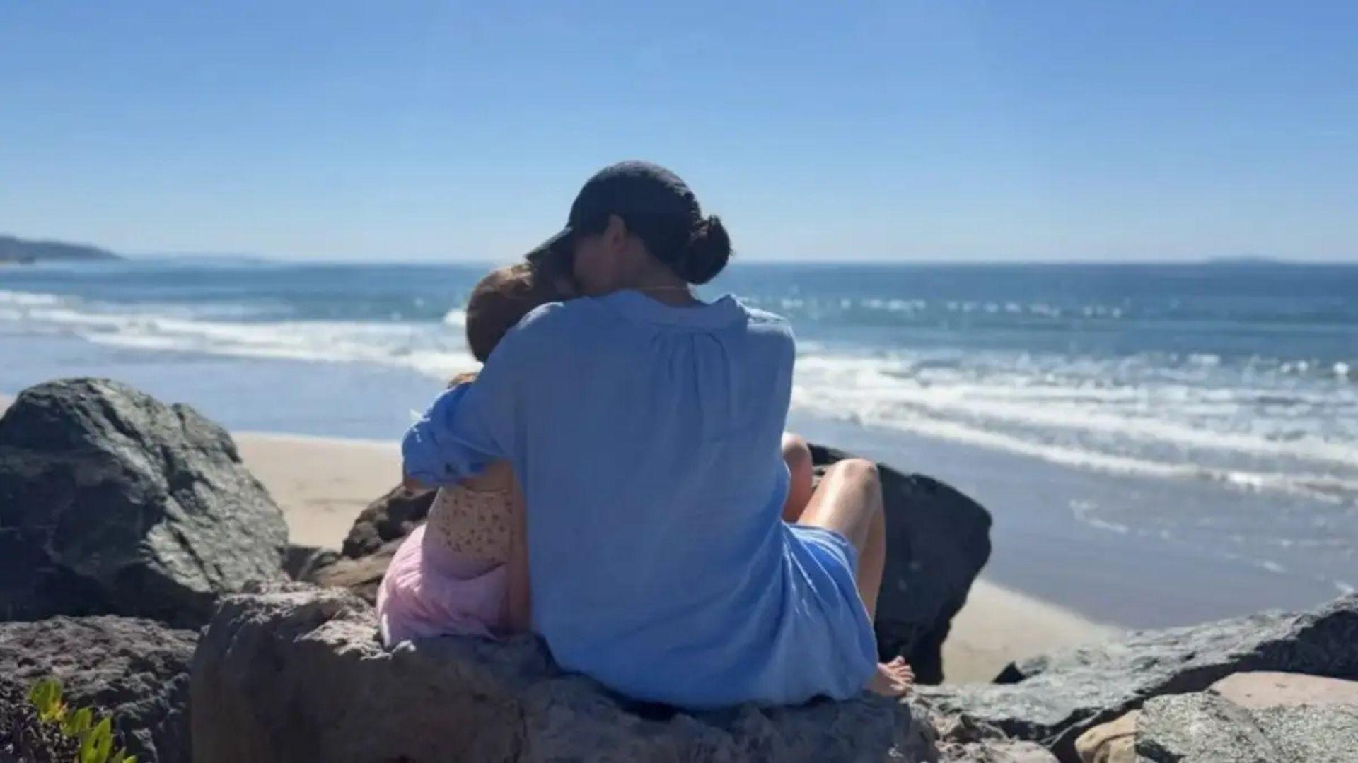 Μέγκαν Μαρκλ: Η τρυφερή αγκαλιά με την κόρη της με φωτογράφο τον πρίγκιπα Χάρι    