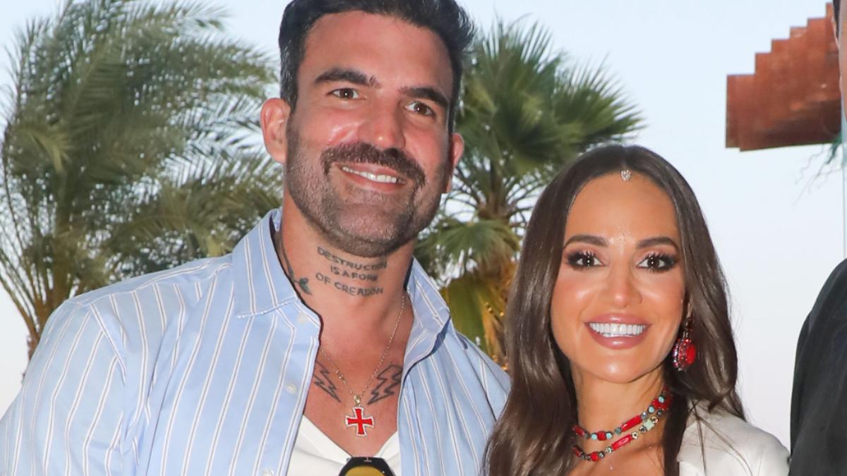 Η Ρία Ελληνίδου με τον Δημήτρη Αλεξάνδρου τραγουδάνε μέσα στο αυτοκίνητο