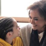 Ντόρα Μπακογιάννη: Η αγκαλιά με την εγγονή της και το τρυφερό μήνυμα για τη γιορτή τους