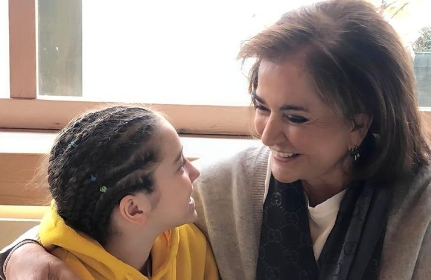 Ντόρα Μπακογιάννη: Η αγκαλιά με την εγγονή της και το τρυφερό μήνυμα για τη γιορτή τους