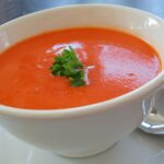 Πώς θα φτιάξετε εύκολη ντοματόσουπα με βασιλικό