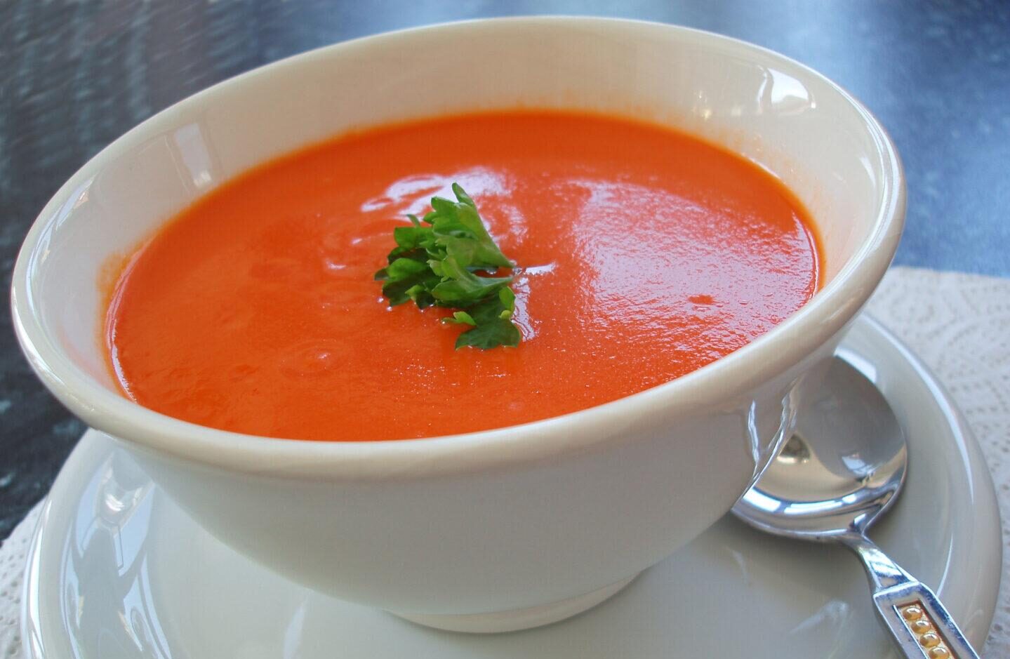 Πώς θα φτιάξετε εύκολη ντοματόσουπα με βασιλικό