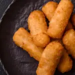 Τραγανές κροκέτες κοτόπουλου με μοτσαρέλα