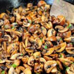 Πώς θα φτιάξετε πεντανόστιμη τηγανιά μανιταριών