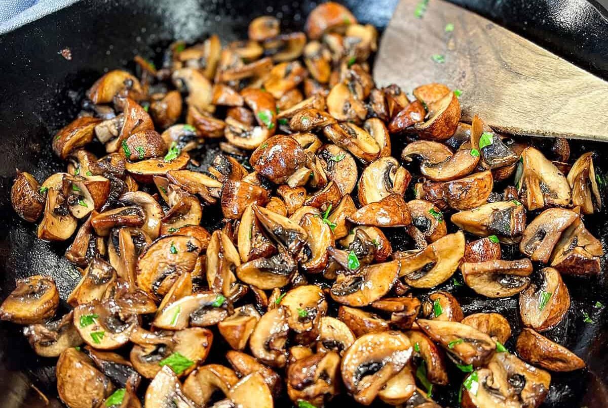 Πώς θα φτιάξετε πεντανόστιμη τηγανιά μανιταριών